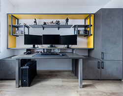 De kantoorruimte is ontworpen in grijze tinten met gele accenten.
