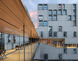 Vue depuis l'extérieur du hall de la nouvelle résidence universitaire de Genève (Suisse).