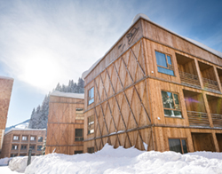 Отель Tirol Lodge является идеальным местом отдыха: здесь прямо за порогом начинаются горы, а выполнен он из строительных материалов и компакт-плит компании ЭГГЕР. 
